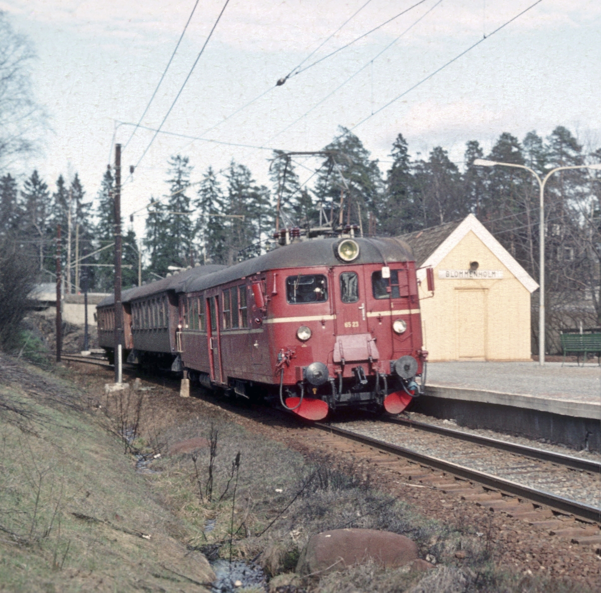 Persontog med motorvognsett type 65 passerer Blommenholm holdeplass.