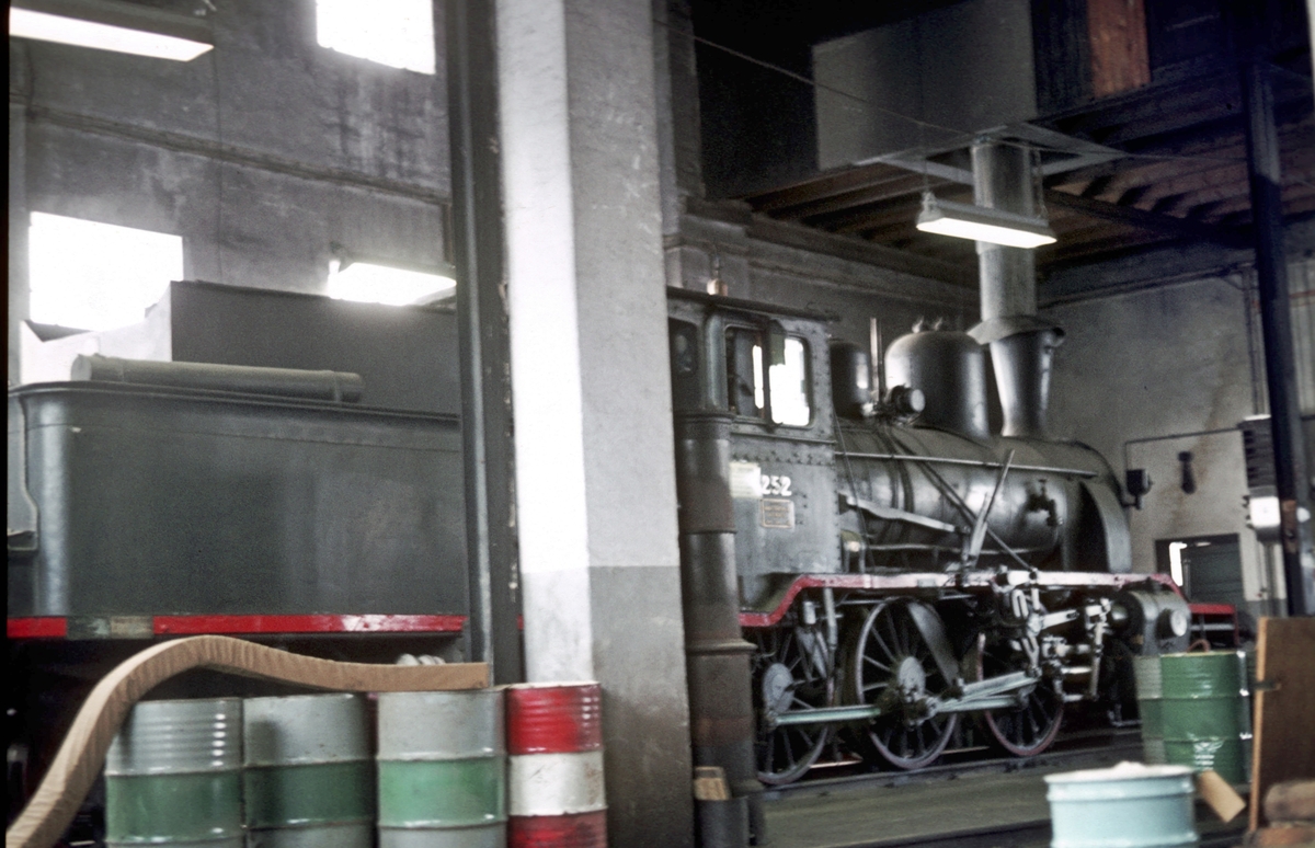 Damplokomotiv 21b 252 i lokomotivstallen på Kongsberg.