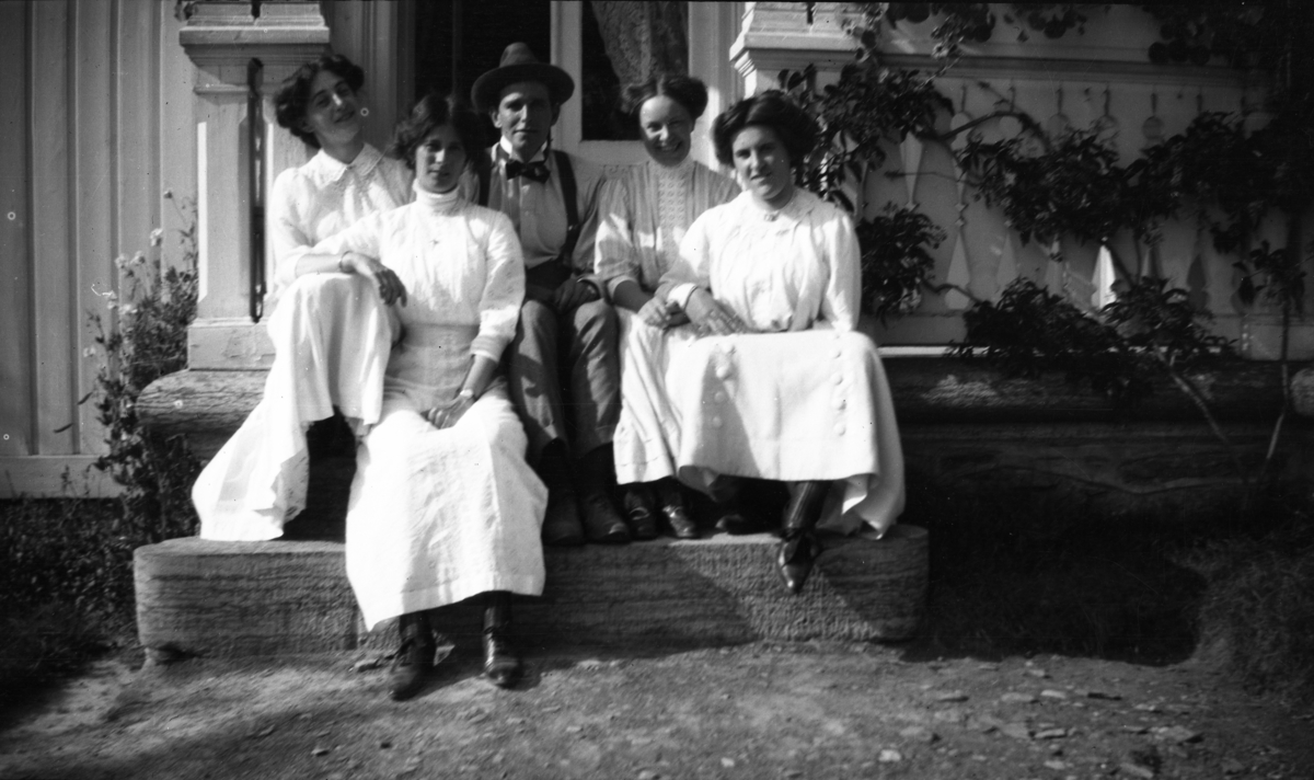 Fotoarkivet etter Gunnar Knudsen. Damer på trappen foran Havestuen på Borgestad Gård. Øverst til høyre ant. Gunnar Knudsens datter Margit (Maggit), født 2.5.1889.