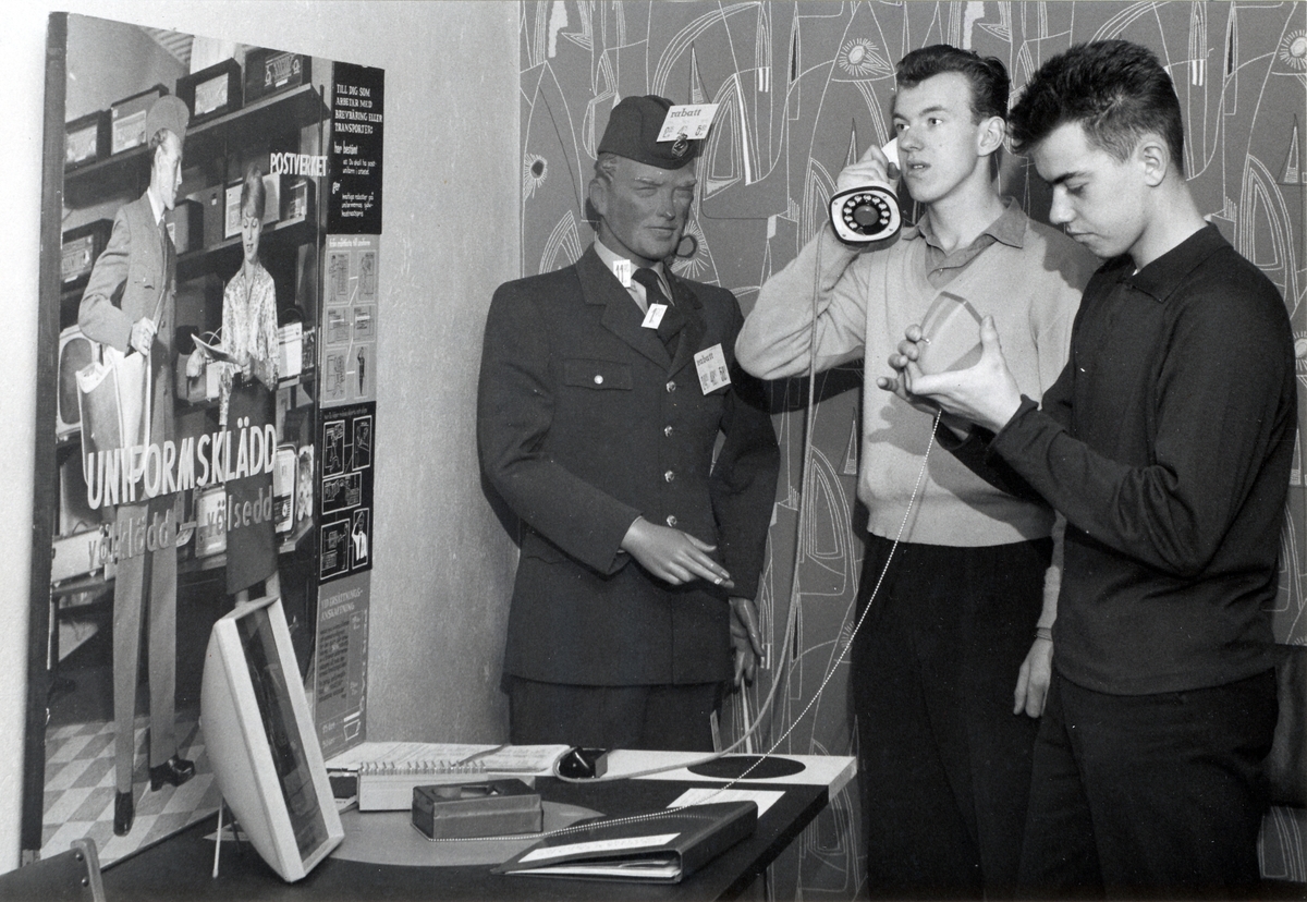 Vandringsutställningen "Uniformsklädd, välklädd, välsedd",
Göteborg 1961.