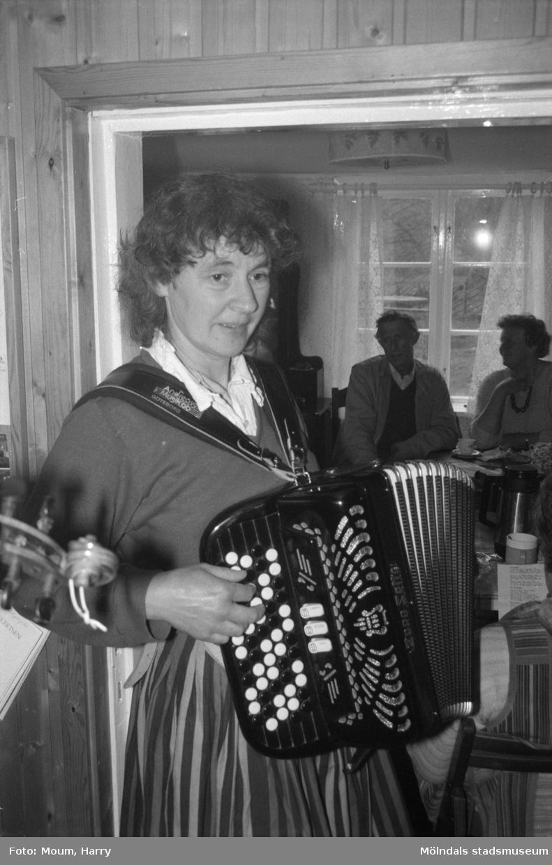 Kajsa Karlsson från Lindome spelar dragspel på gökotta i Kållereds hembygdsgård i Långåker år 1985.