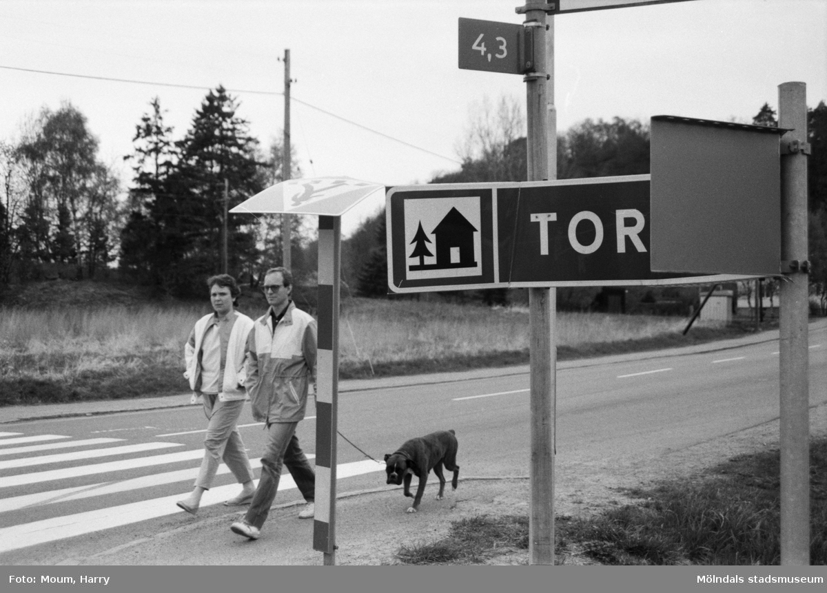 Vandaliserade vägskyltar vid Labackavägen i Kållered, år 1985.

För mer information om bilden se under tilläggsinformation.