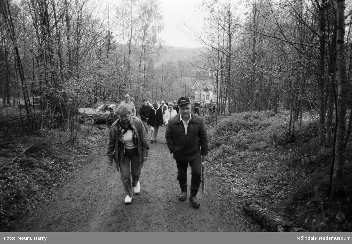 Gökotta vid hembygdsgården Börjesgården i Hällesåker, Lindome, år 1985.

För mer information om bilden se under tilläggsinformation.