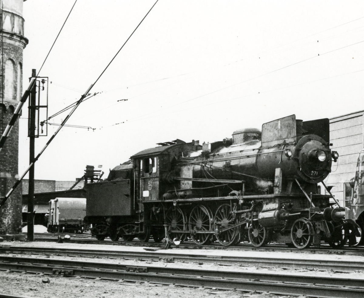 Damplokomotiv type 30a nr. 271 på Hamar stasjon. Lokomotivet er trukket frem for fotografering i forbindelse med Svenska Järnvägsklubbens veterantogstur.