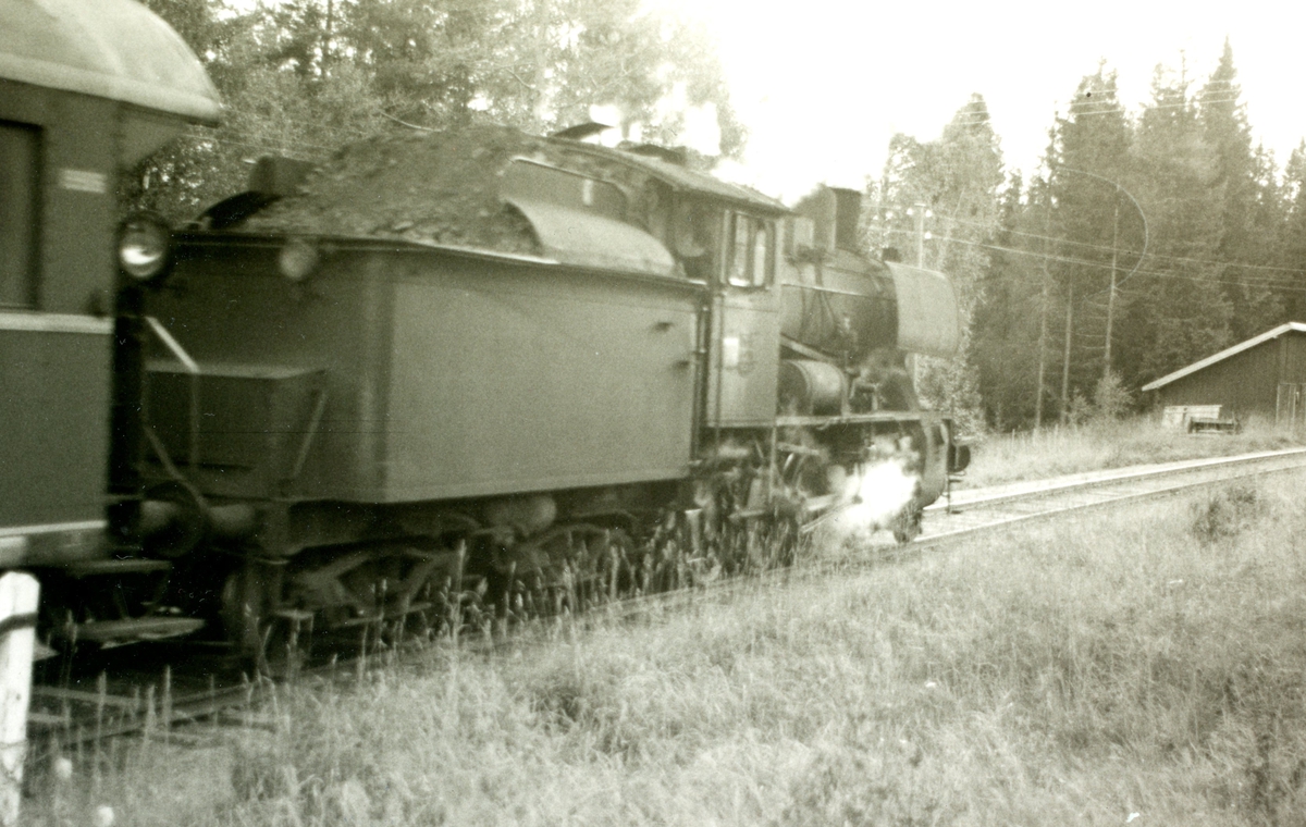 Godstog fra Skreiabanen med damplok 30b nr. 347 på Eina stasjon.