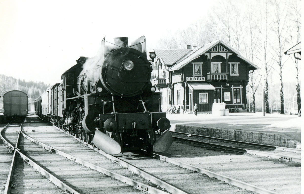 Damplokomotiv type 31b nr. 451 med godstog på Skreia stasjon