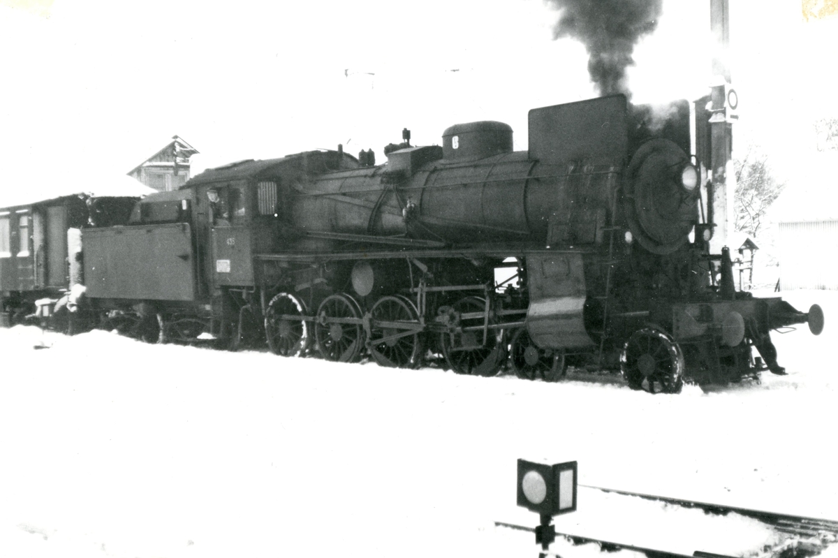 Damplokomotiv type 26c nr. 435 på Kongsvinger stasjon