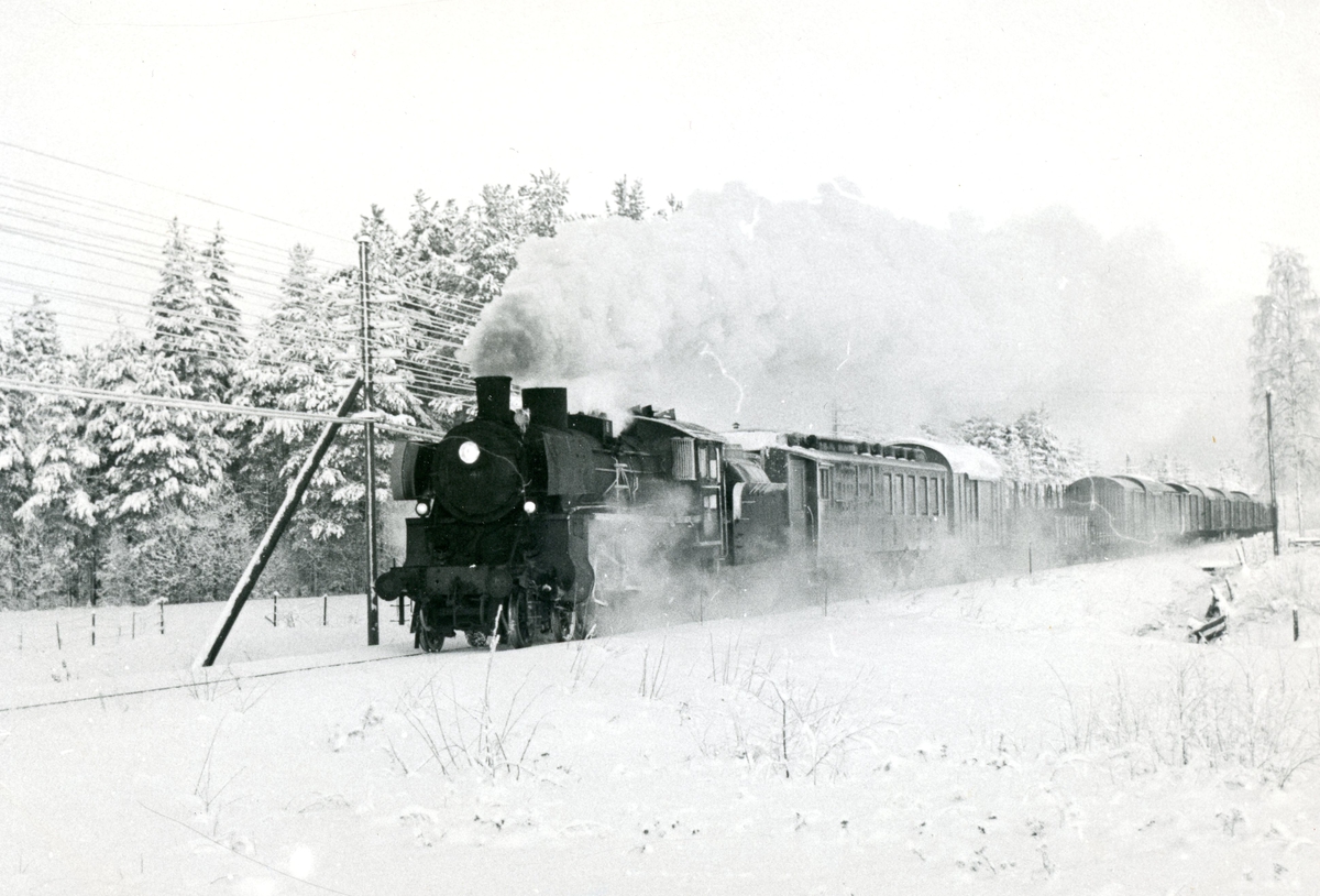 Damplokomotiv type 26c nr. 411 med godstog på Solørbanen