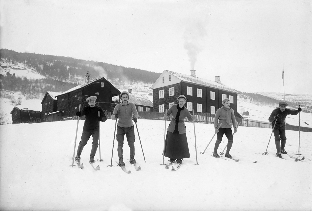 Fire menn og en kvinne på ski