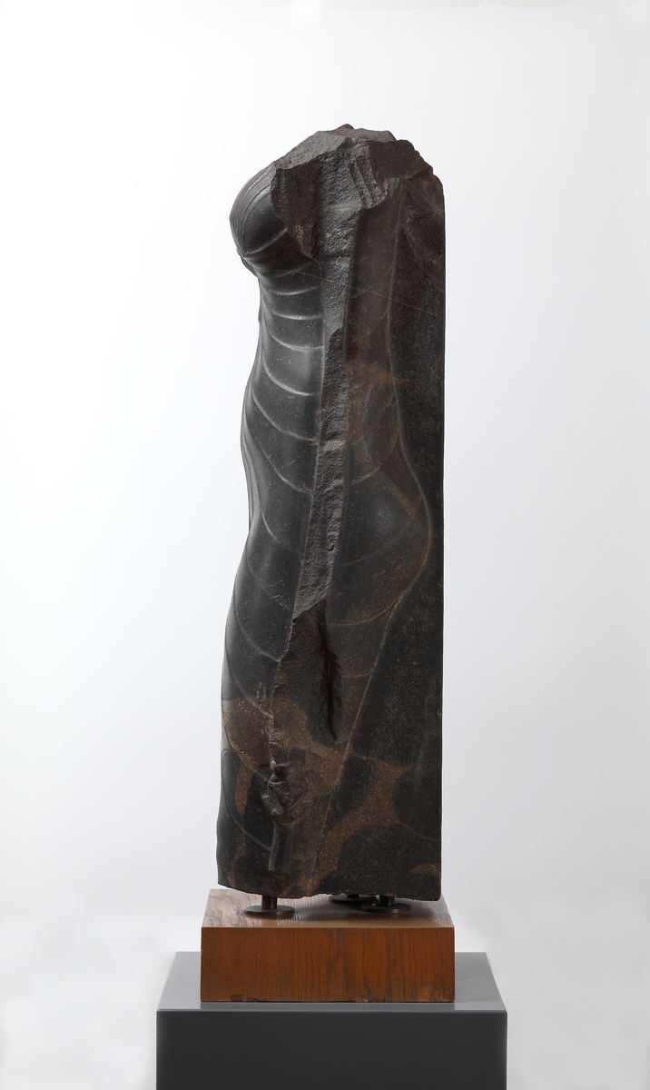 Kvinne fremstilt som Isis [Skulptur]