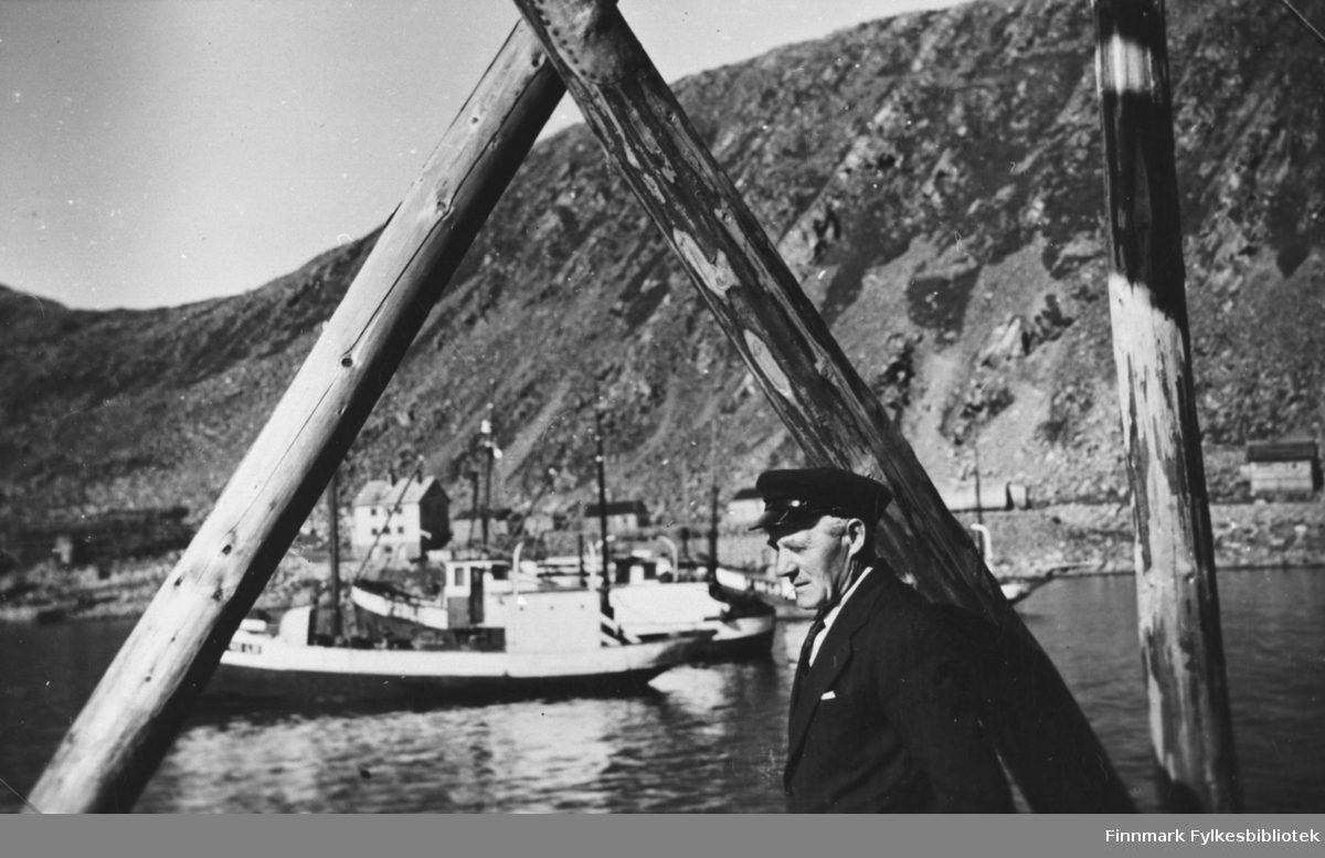 Storskipper Fredrik Fikse fotografert i Kjøllefjord, antakelig 1950-tallet. B 5712