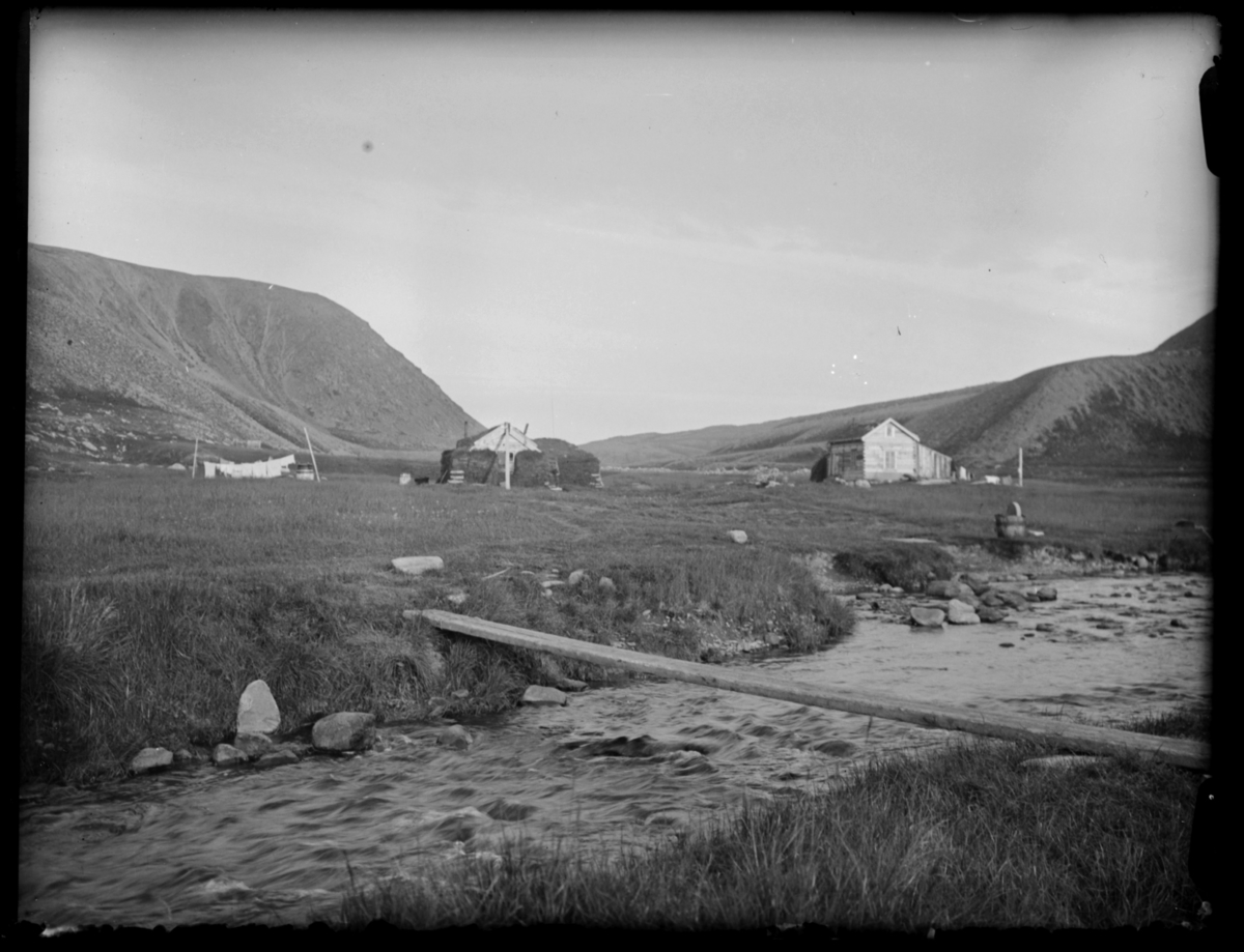 To bolighus i en dal, antakelig Indre Syltevik i Båtsfjord