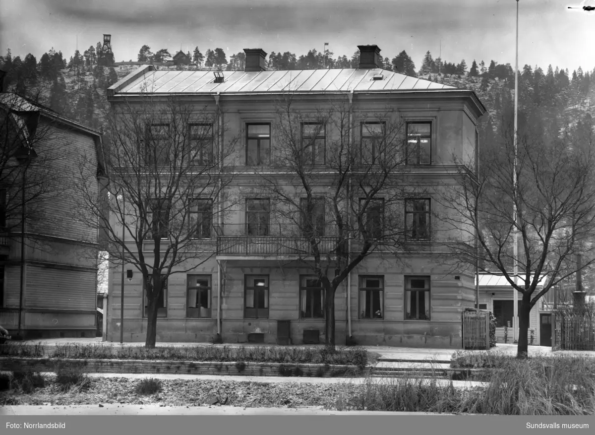 Exteriörbild av Vita Bandets husmodersskola vid Norra Tjärngatan 4, taget mot norr. När föreningen Vita Bandet tog över fastigheten 1928 byggdes det på ytterligare en våning. I bakgrunden syns det gamla utkikstornet på Norra berget.