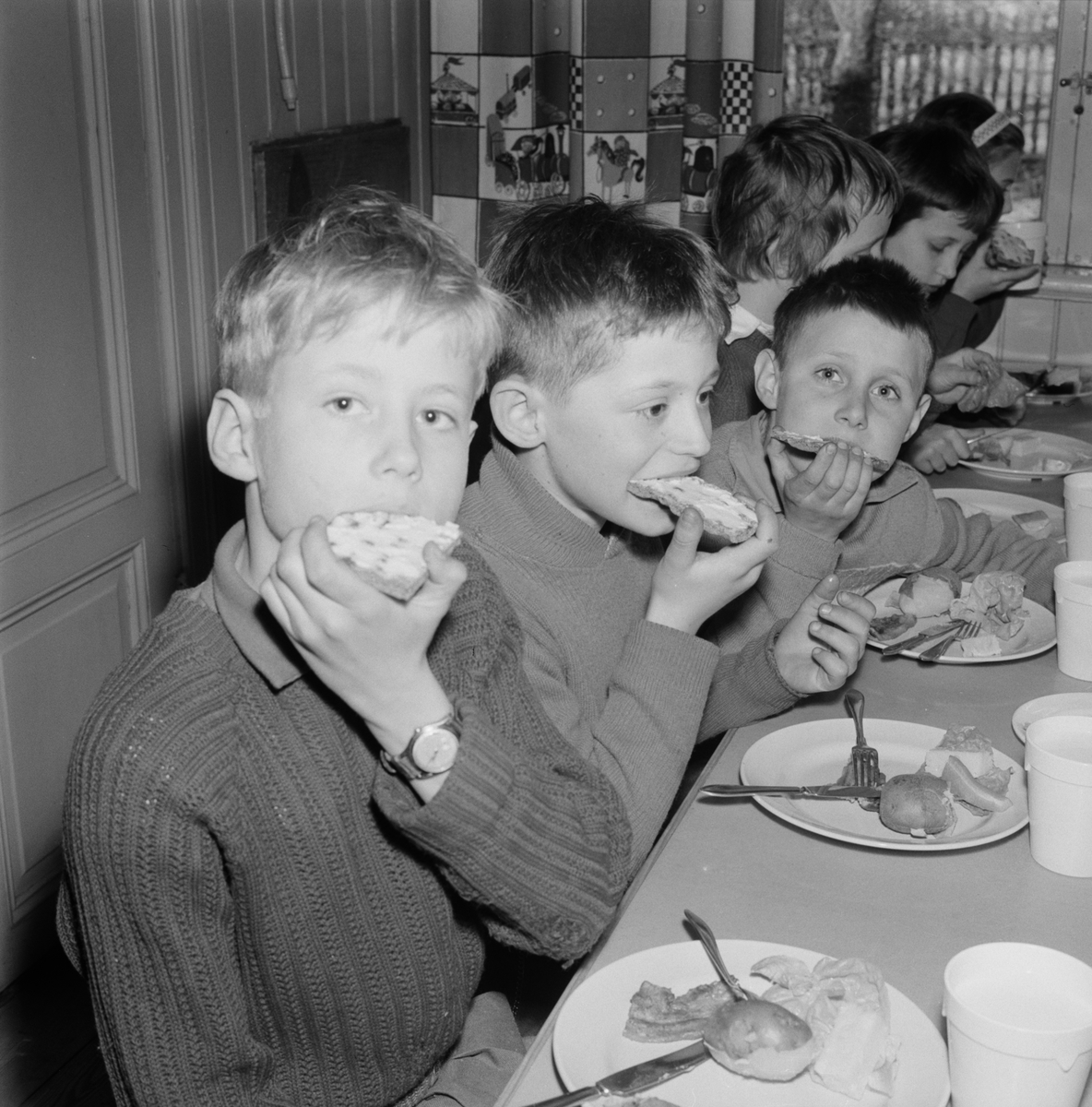 Pojkar äter det nya "tuggmotionsbrödet", sannolikt i Kungsängsskolan