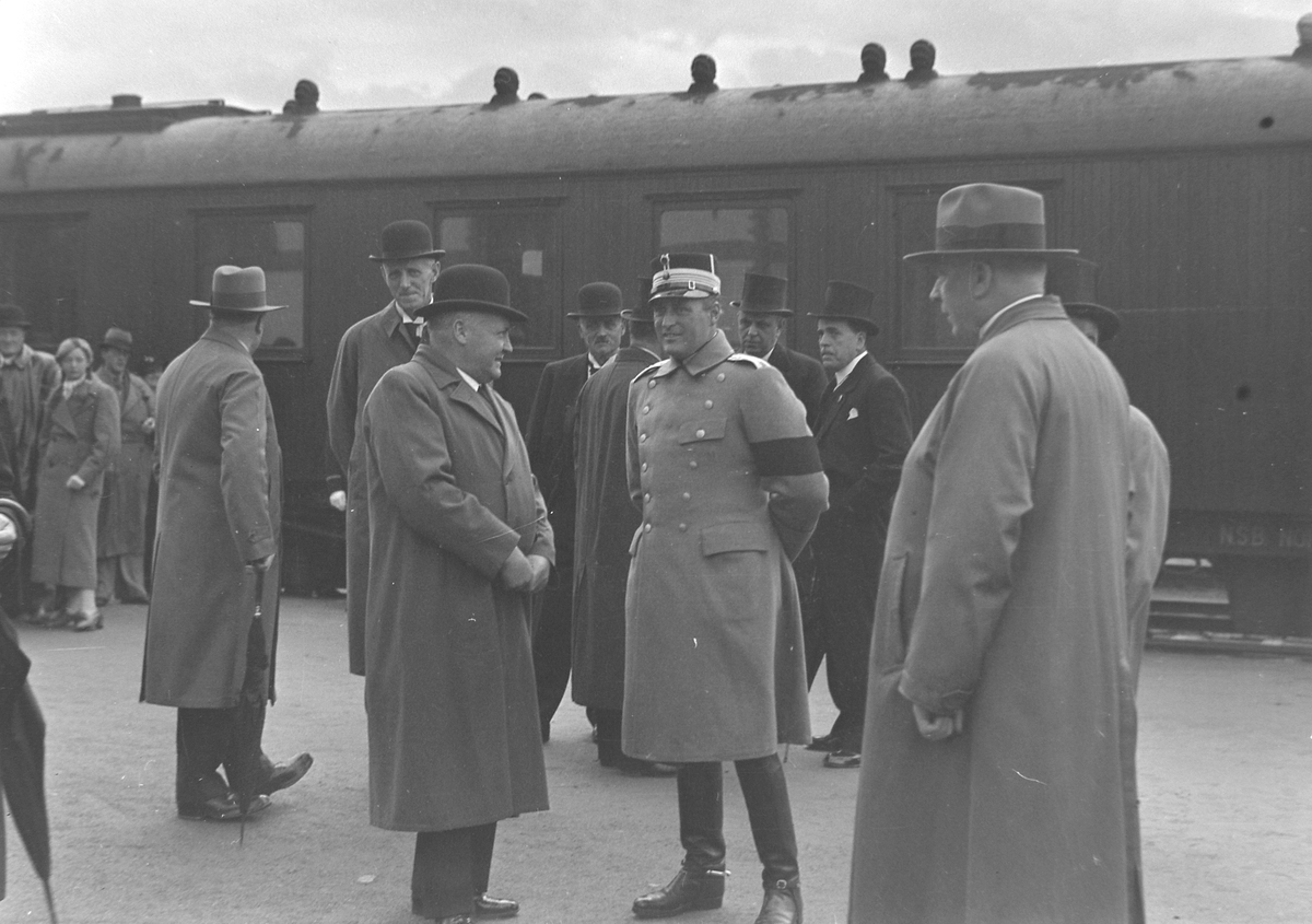 Jubileumsutstillingen i Levanger 1936 - kronprins Olav ved stasjonen