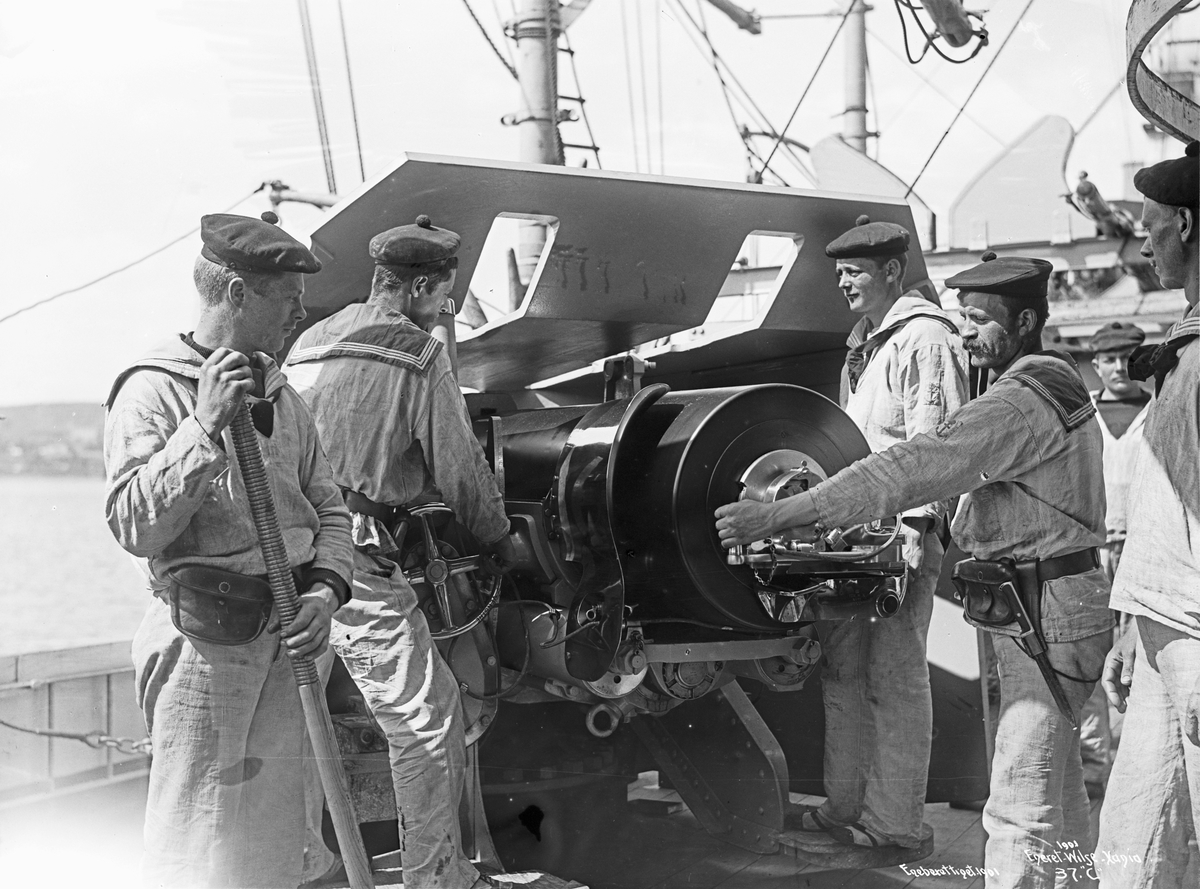 Eidsvold (b. 1899, Armstrong, Newcastle), matroser ved kanonen.