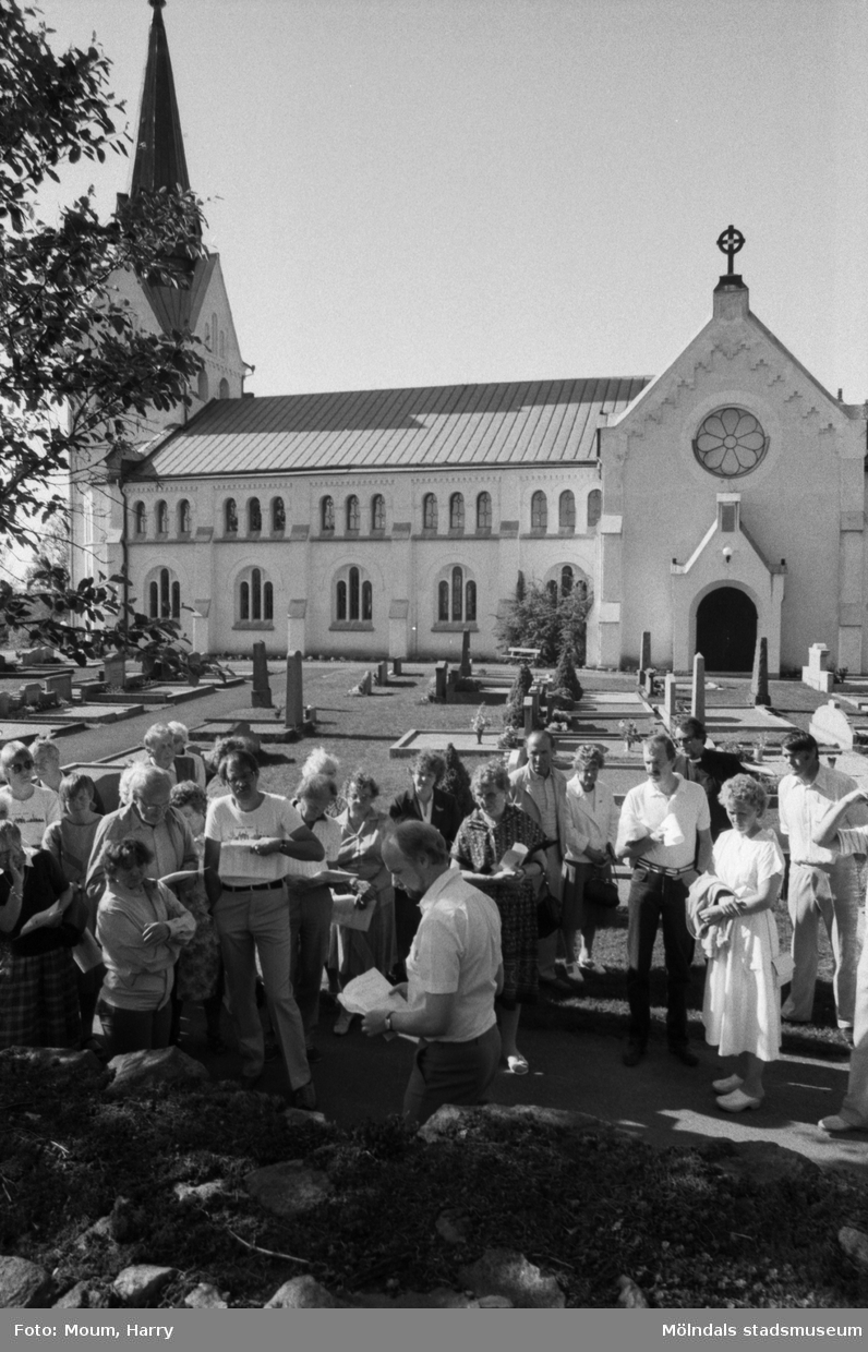 Kyrkogårdsvandring vid Lindome kyrka, år 1985.

För mer information om bilden se under tilläggsinformation.