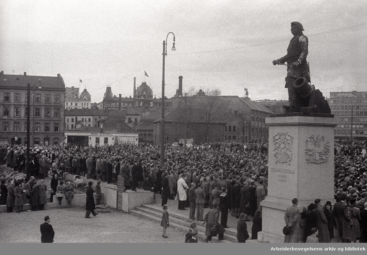 1. mai 1946, Rådhusplassen.