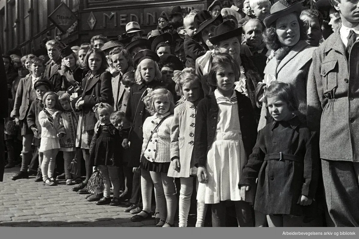 1. mai 1946 i Oslo, tilskuerne venter på demonstrasjonstoget.