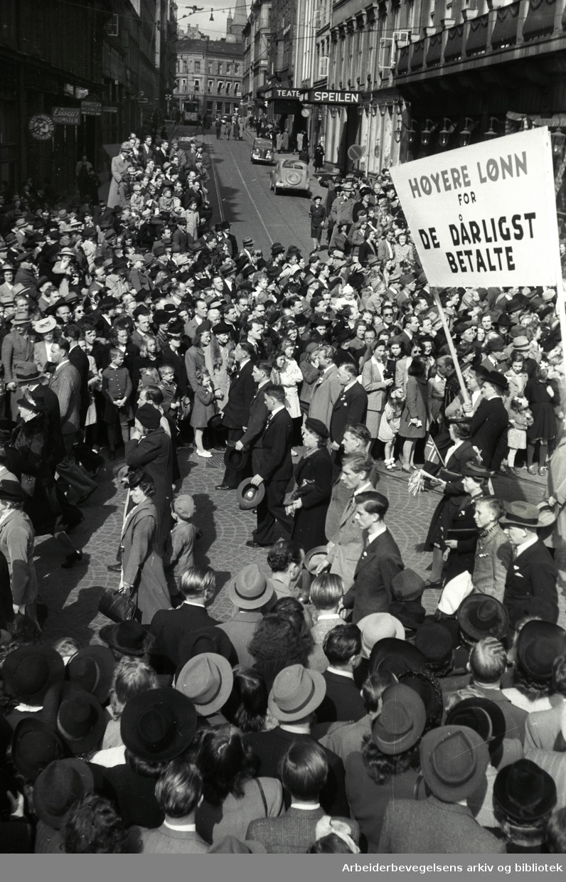 1. mai 1946, demonstrasjonstoget. Parole: Høyere lønn til de dårligst betalte.
