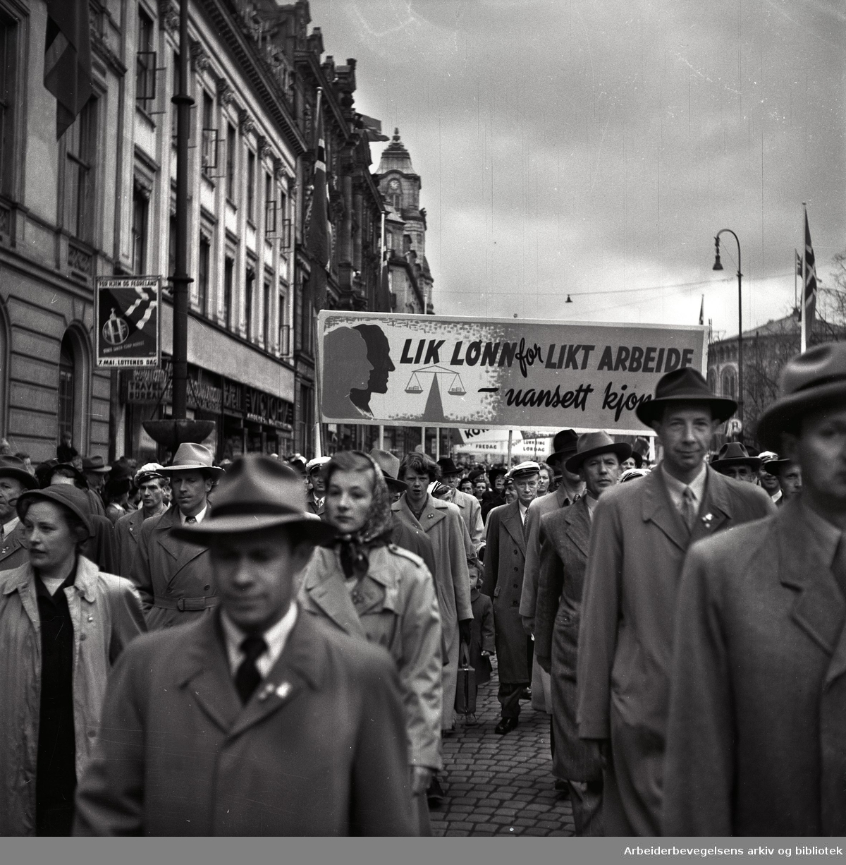 1. mai 1952 i Oslo.Demonstrasjonstoget.Parole: Lik lønn for likt arbeide uansett kjønn!...