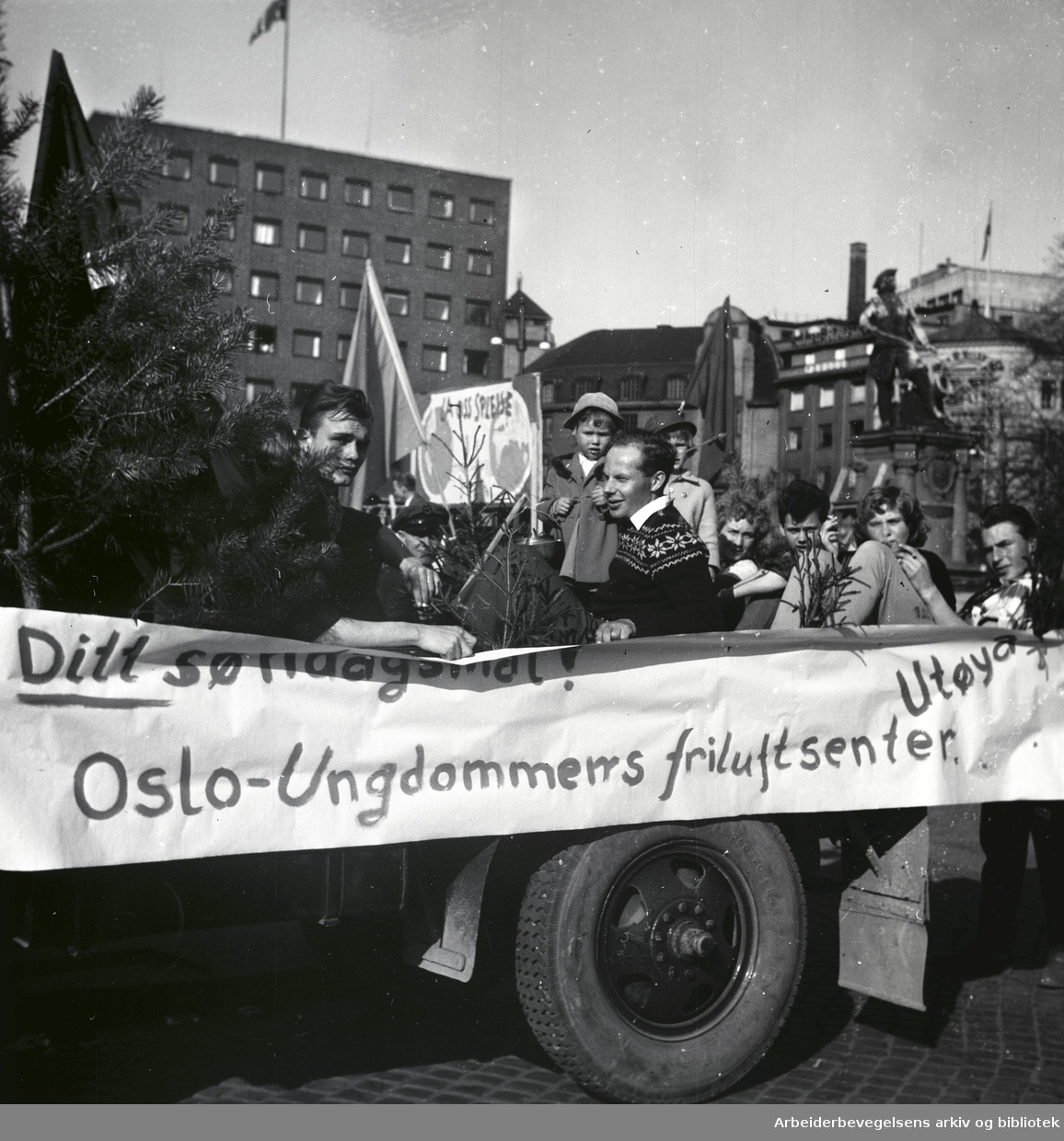1. mai 1956 i Oslo.Ditt søndagsmål!.Oslo-Ungdommers friluftssenter.Utøya..