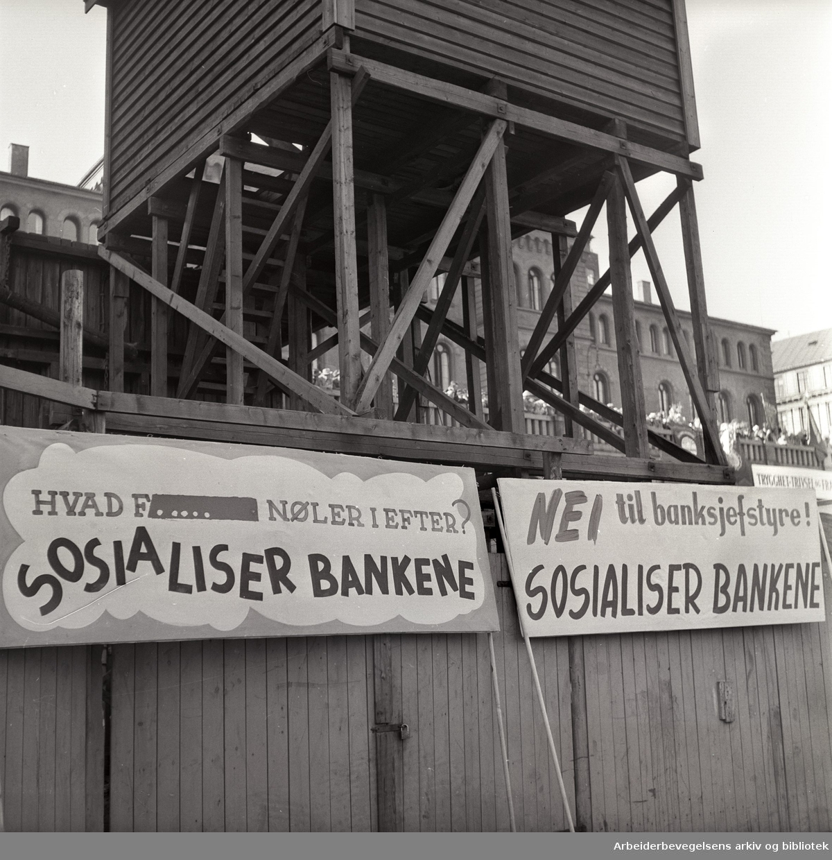 1. mai 1957, Youngstorget. Parole: Hvad f... nøler i efter? Sosialiser bankene. Parole: Nei til banksjef-styre! Sosialiser bankene.