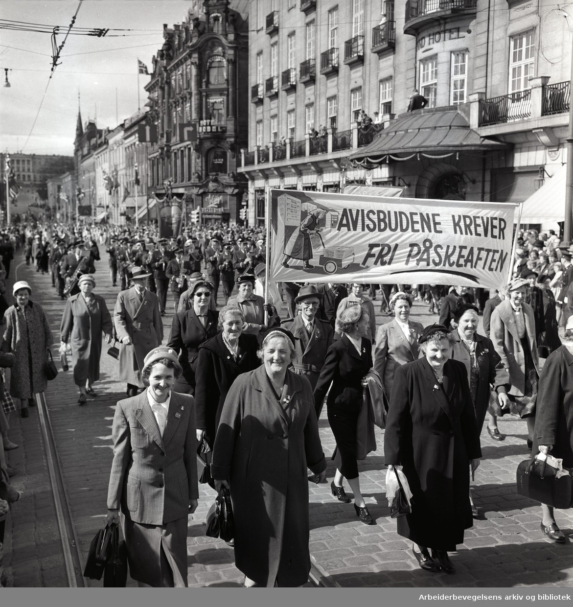 1. mai 1958 i Oslo.Demonstrasjonstoget på Karl Johans gate.Parole: Avisbudene krever fri påskeaften