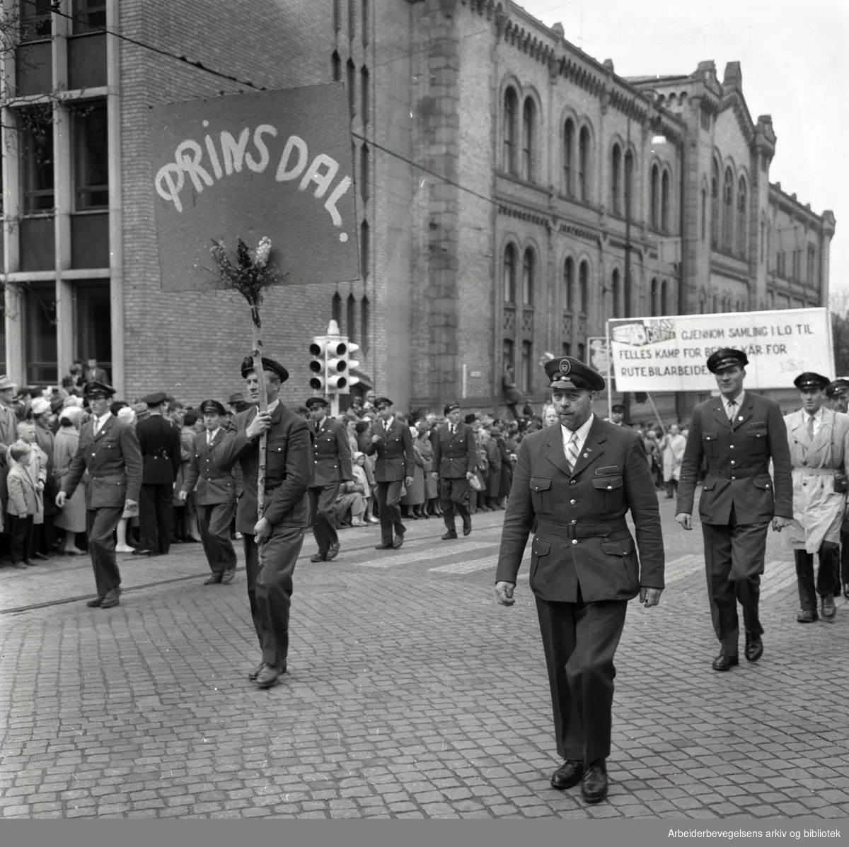 1. mai 1959 i Oslo.Karl Johans gate .Demonstrasjonstoget..Parole: Prinsdal.Gjennom samling i LO til felles kamp for bedre kår for rutebilansatte.....