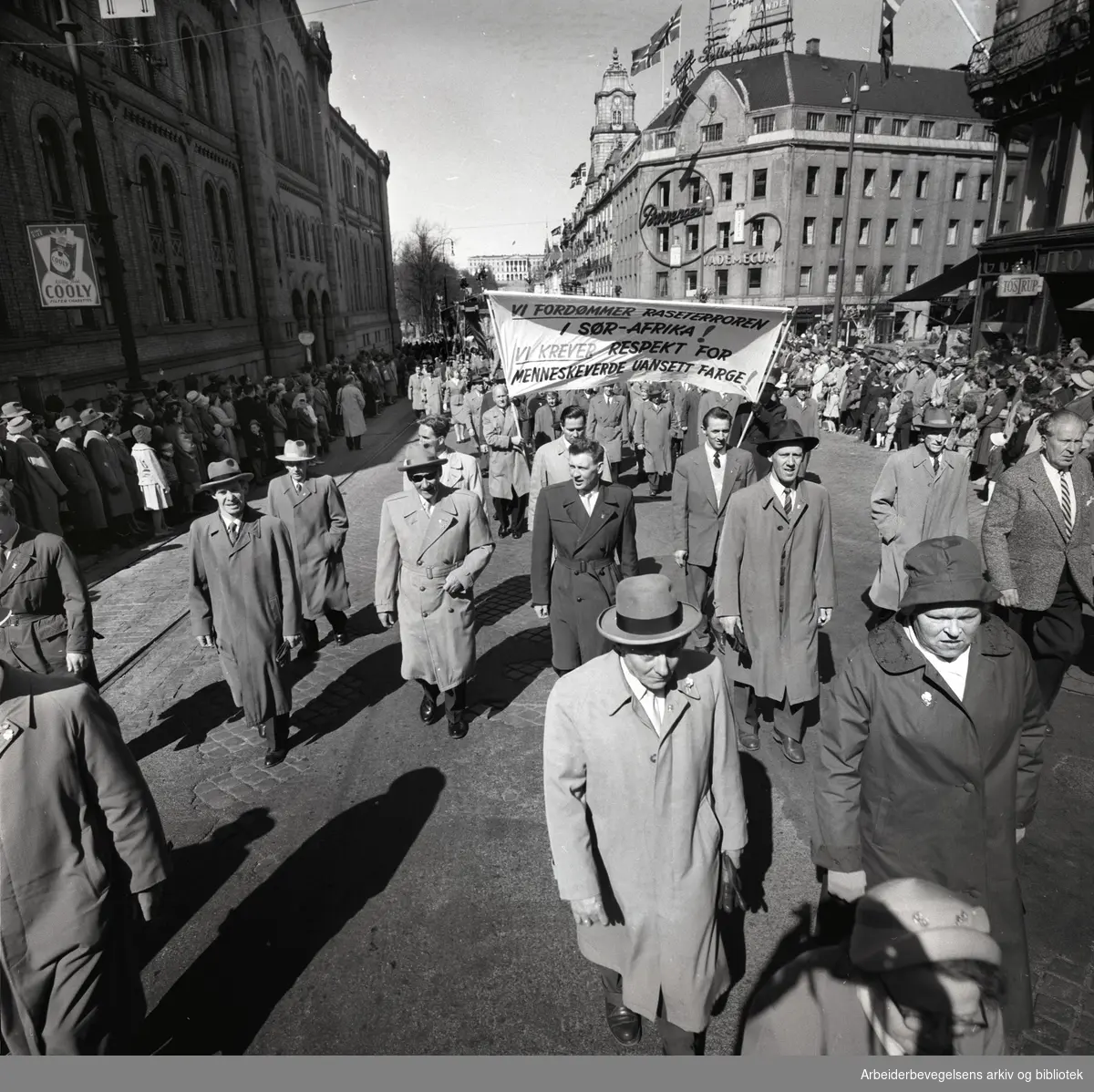 1. mai 1960 i Oslo.Karl Johans gate..Demonstrasjonstoget..Parole: Vi fordømmer raseterroren i Sør-Afrika! Vi krever respekt for menneskeverdet uansett farge!.