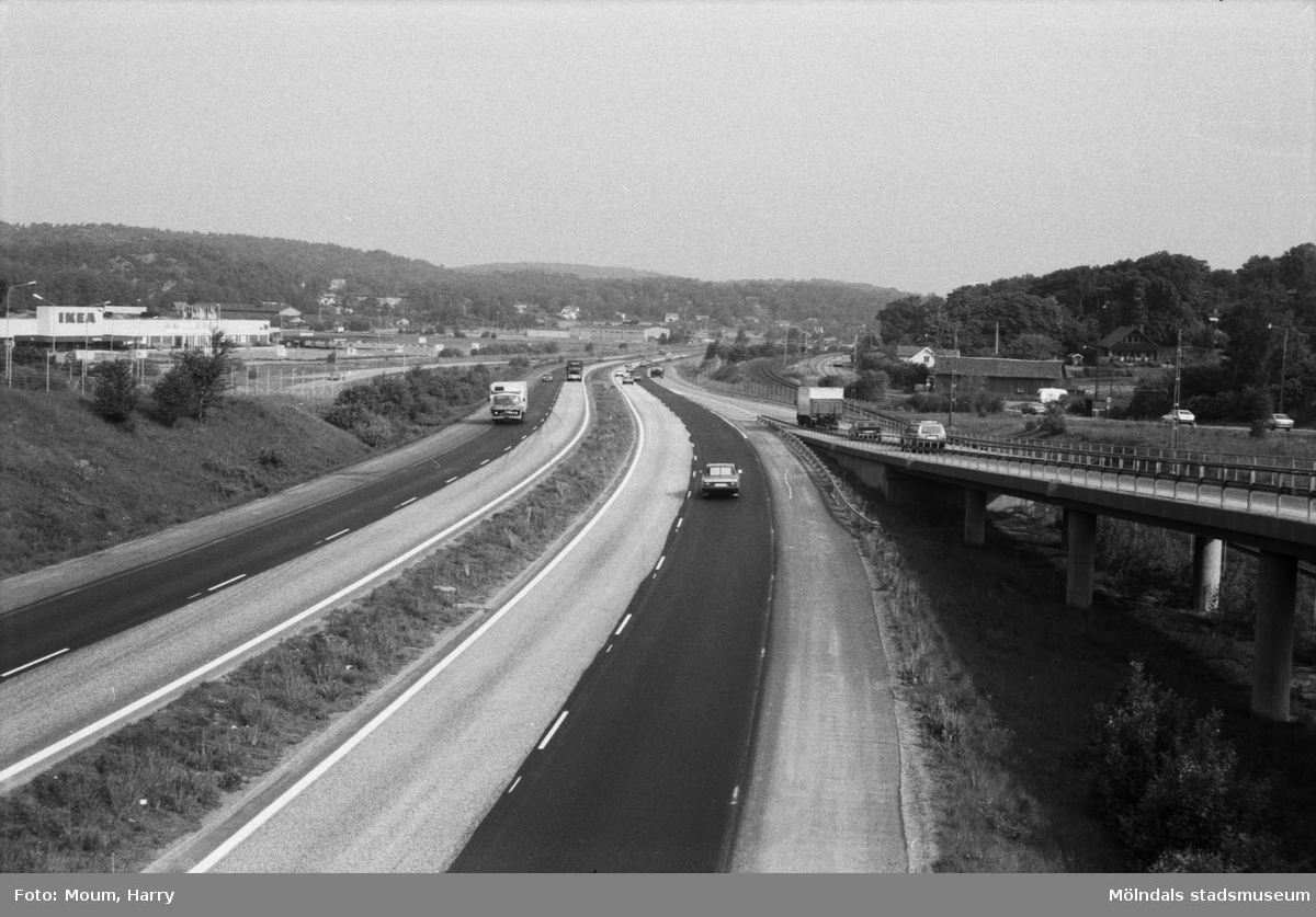 Kungsbackaleden i riktning mot norr sedd från Ikeamotet, år 1985.

För mer information om bilden se under tilläggsinformation.