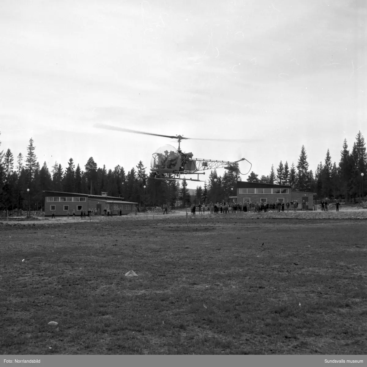 Helikopterflygning över Hagaskolan med överläraren i Skön, Magnus Hovlin.