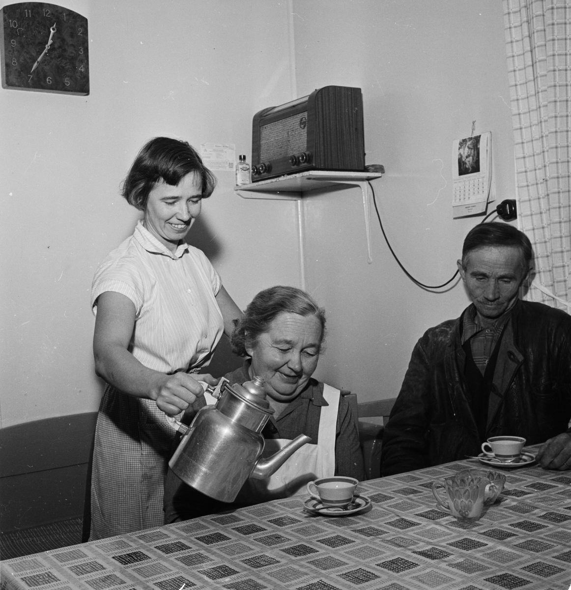 Lantbrukare Dina Eriksson serveras kaffe av dottern Aina