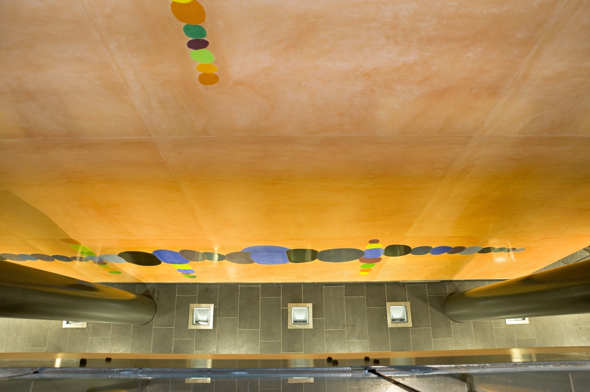 "A snapshot of sound" er et veggmaleri som strekker seg over tre etasjer og danner et beskyttende skall rundt byggets konsertsal. Innad skjermer veggen salens lyd mens veggens utside spiller på rommets aktivitet og innhold. Arbeidet kan sees som en visualisering av et tilfeldig øyeblikks lydbilde brent fast, bokstavelig talt, i en tradisjonell muralteknikk kalt “Stucco Lustro”. Motivet fremstår som materialiserte avtrykk av en hastig strøm av abstrakte lydbobler med sine strukturer og gjentagelser. De fargerike lydbildene har et lekent og spontant uttrykk i paradoksal motvekt til den møysommelige og tidkrevende teknikken.