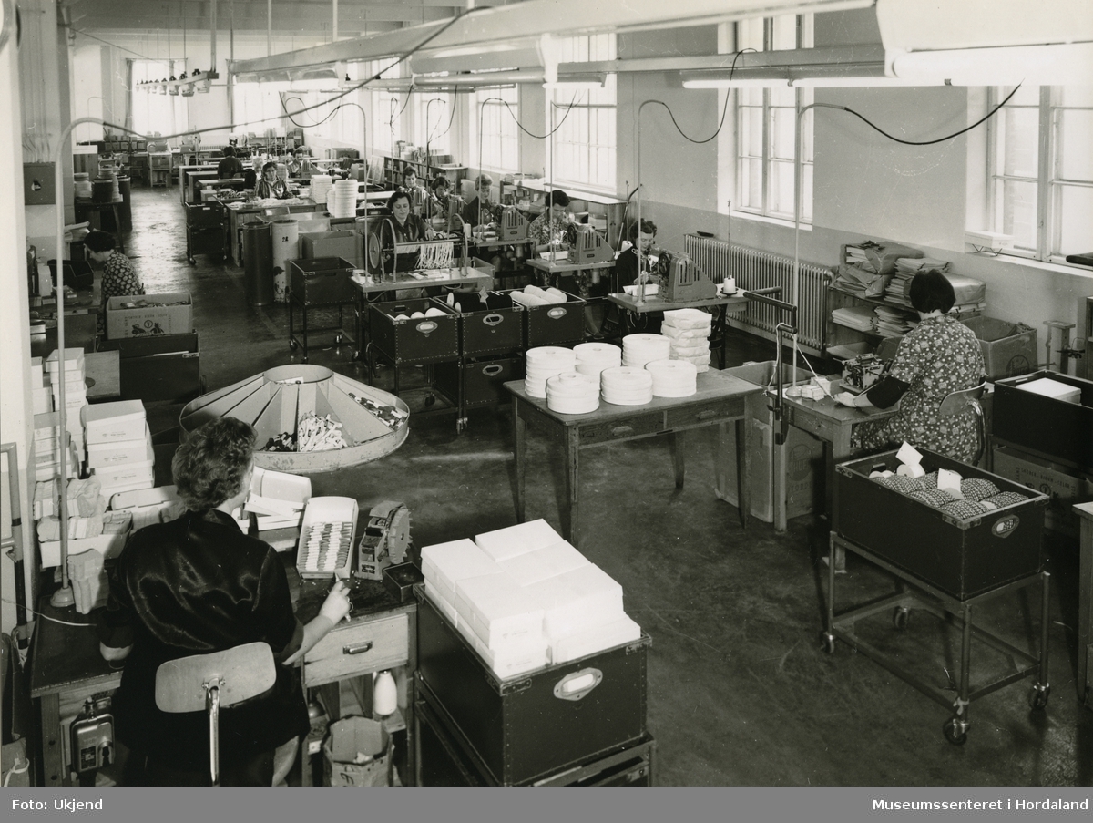 Arbeid i produksjonslokala ved Trengereid Fabrikker, truleg ca. 1960-talet.