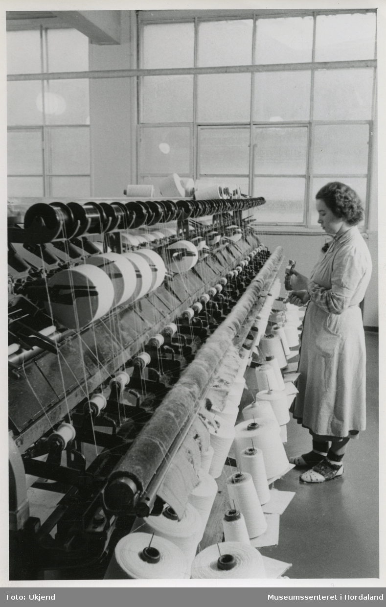 Ulike ledd i produksjonen ved Trengereid Fabrikker, truleg ca. 1950-52: kvinne ved spolemaskin.