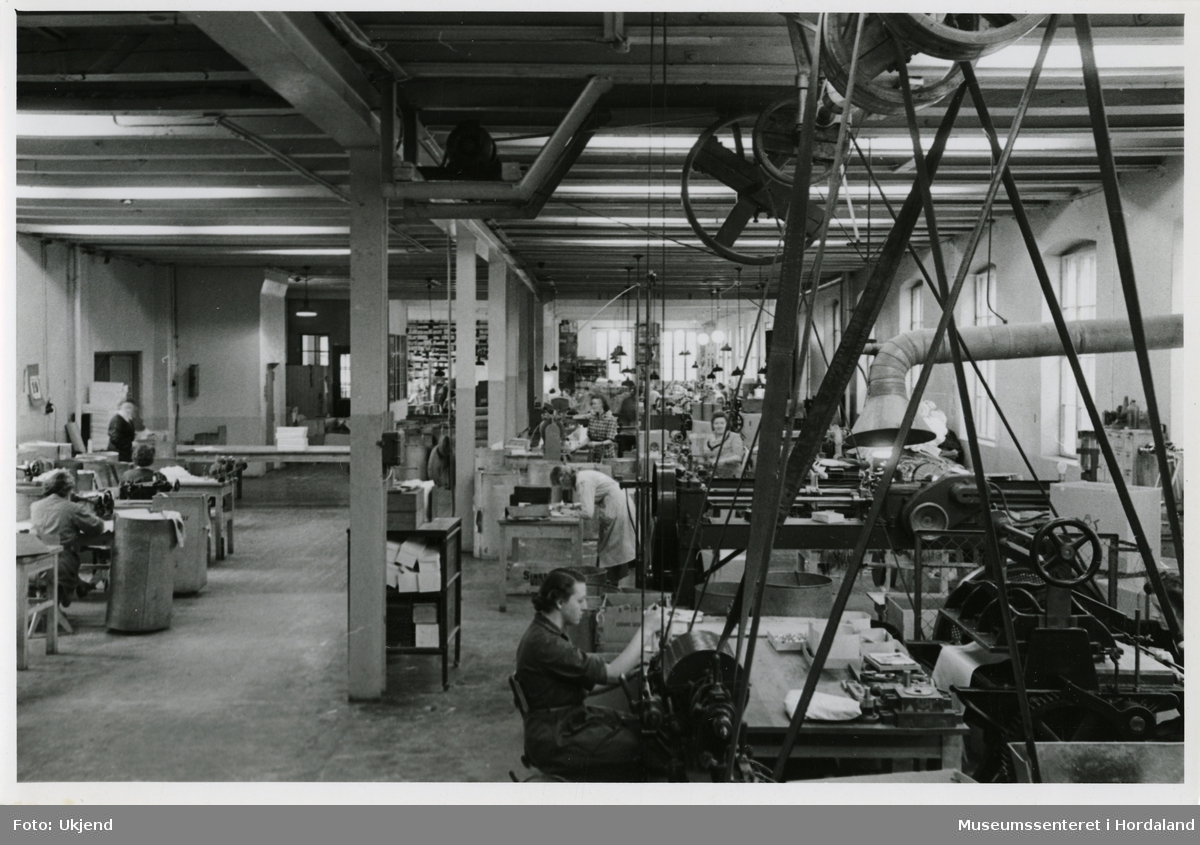 Ulike ledd i produksjonen ved Trengereid Fabrikker, truleg ca. 1950-52.