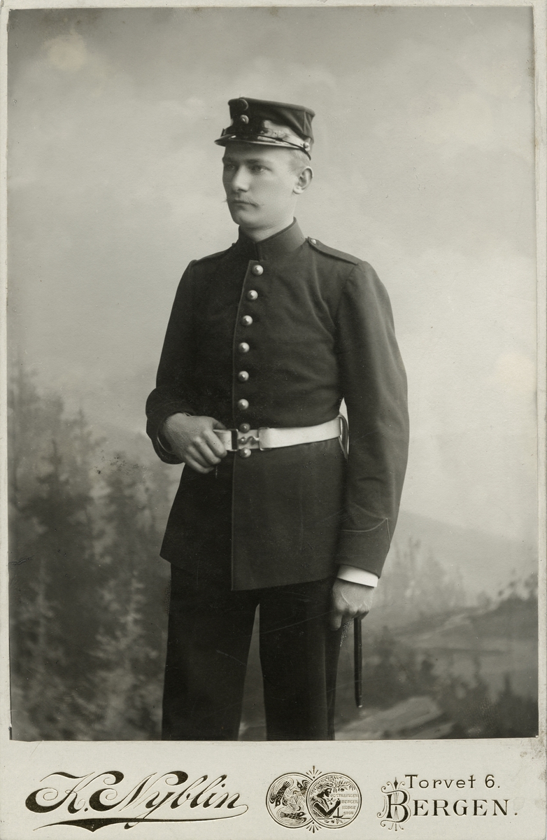 Portrett av Karl Jebsen som rekrutt, truleg tatt mellom 1900 og 1905.