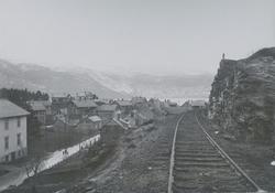 Jernbane som går gjennom ukjent tettsted ca 1908