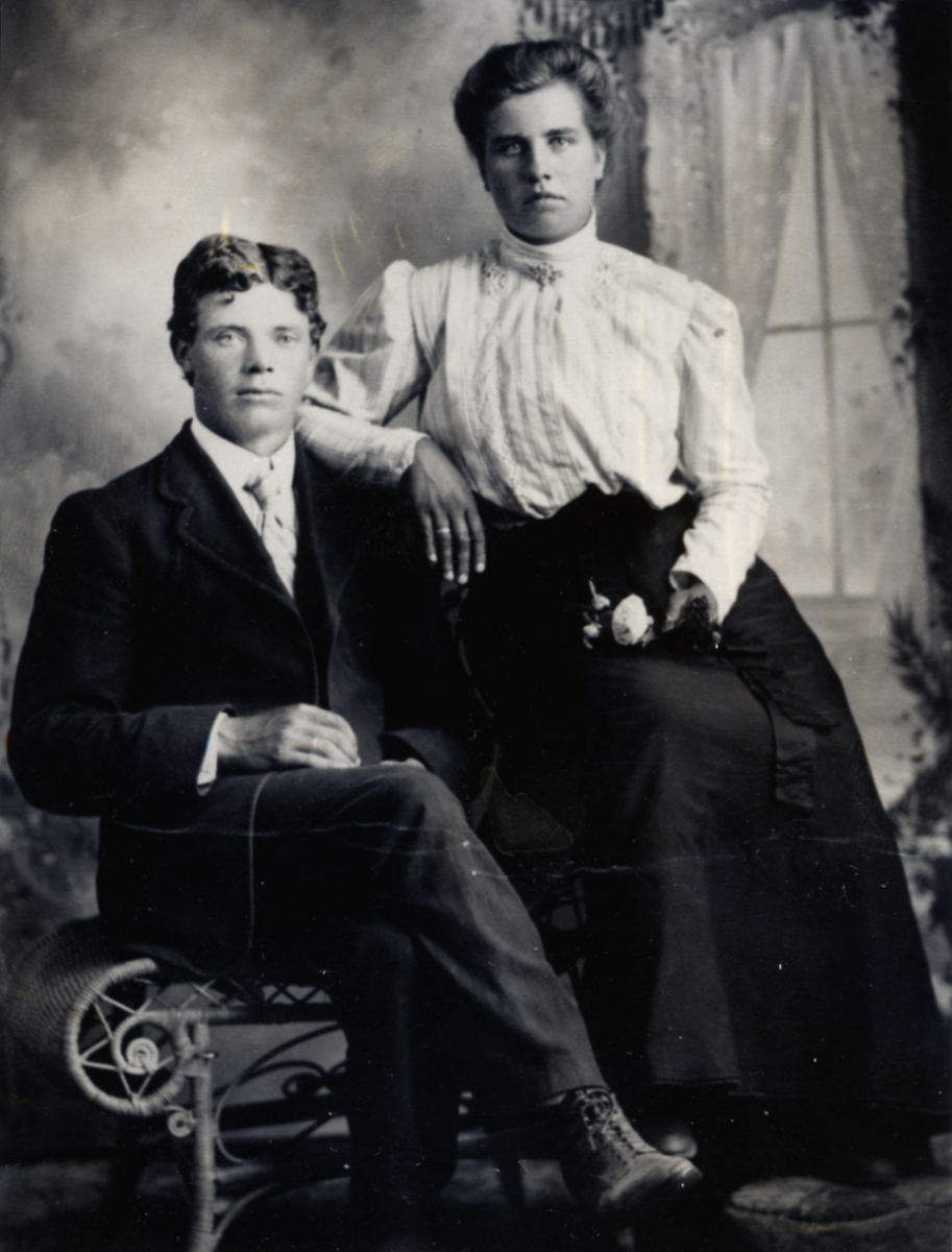 Brudebilde av Guri og Lars Moberg. Utvandra til South Dakota. Guri kalla seg "Gertie" i Amerika.  4 barn, Anna Elisabeth, Julius M, Leo Franklin, and Gladys Irene.