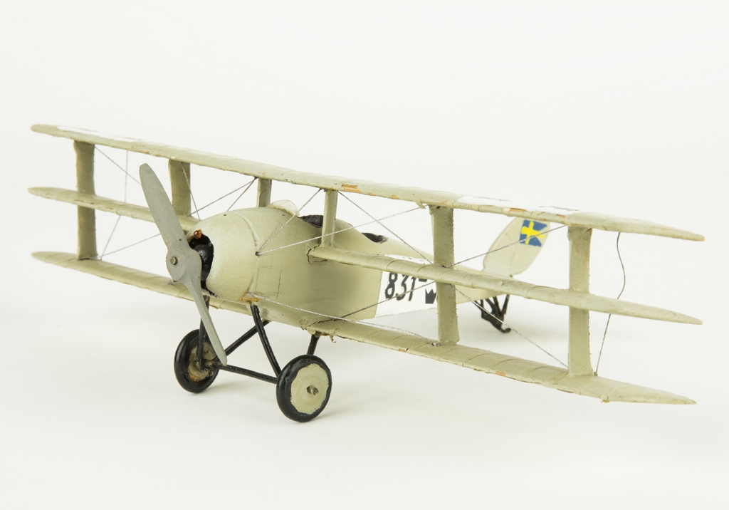 Flygplansmodell av Kjellson Triplane.