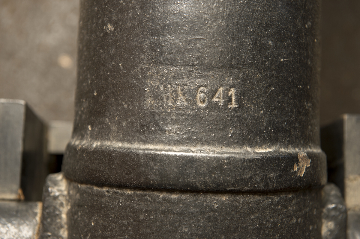 3-pundig "Nicka" m/Ehrensvärd av 77,5 kulors vikt, av gjutjärn. Kanonens gjut. nr 156. Märkt å ena tappen "H" och å den andra "82".