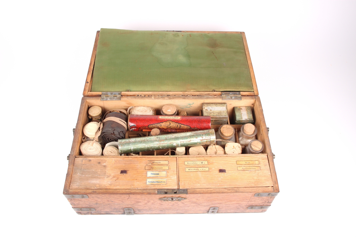 Medisinkisten, som i følge K. W. Amundsen, ble brukt under Gjøa-ekspedisjonens sledeturer. Kisten inneholder fortsatt medikamenter og legemidler.