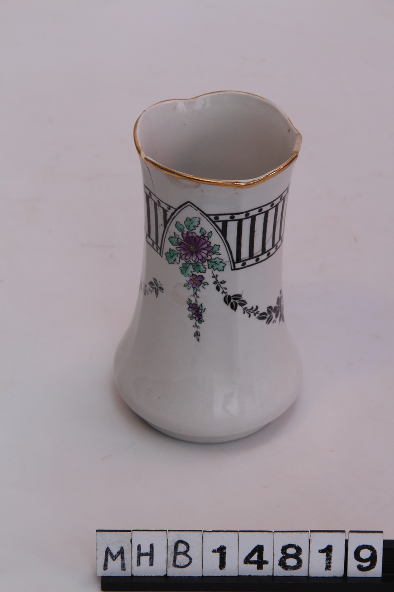 Vase med geometrisk og blomsterdekor motiv. Modell: Victor