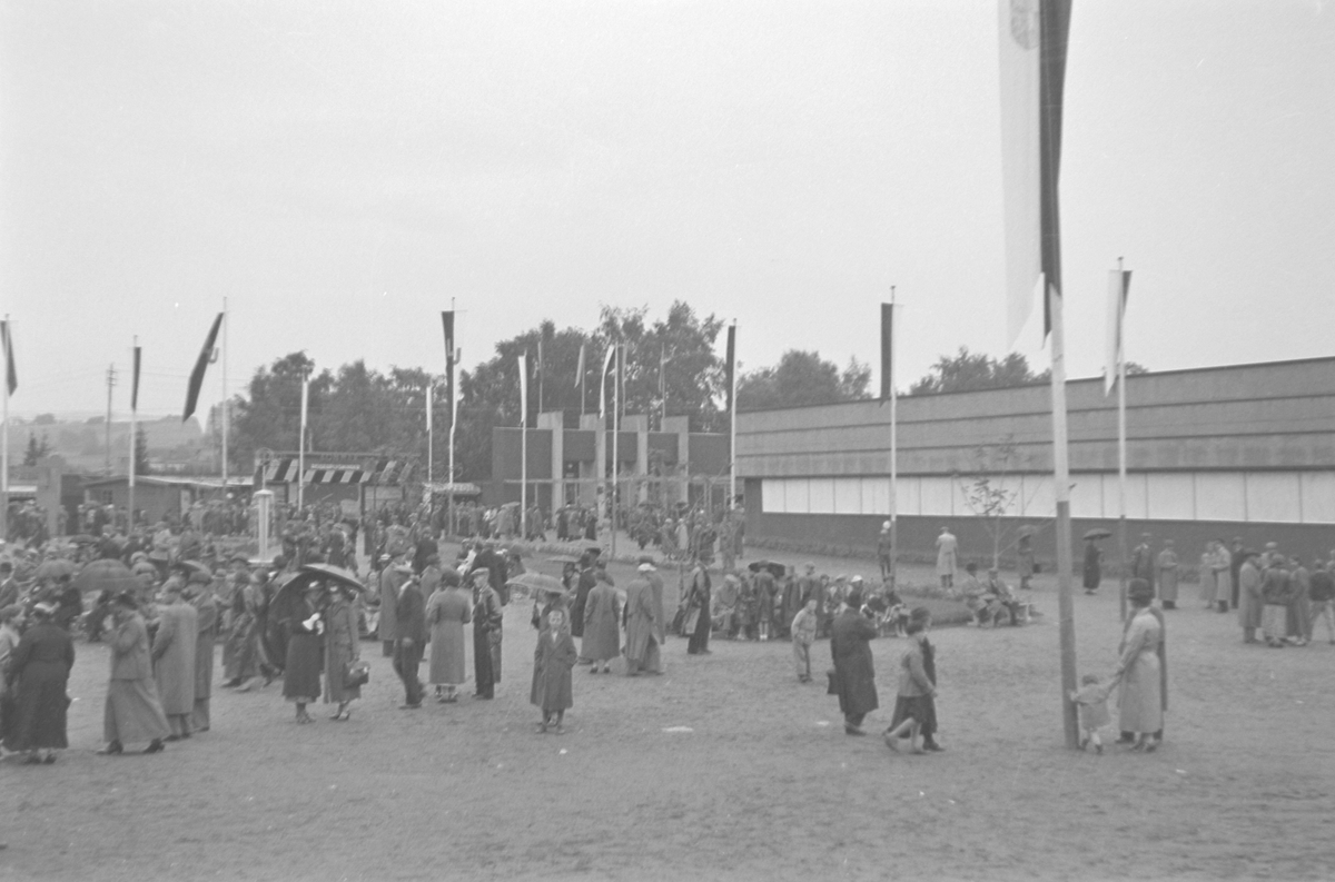 Jubileumsutstillingen i Levanger 1936 - besøkende i regnværet