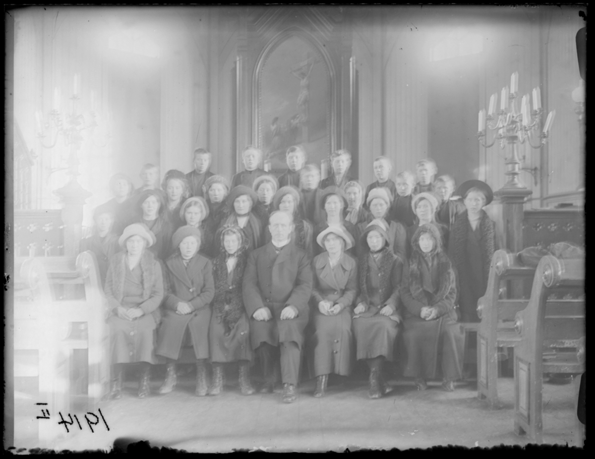 Konfirmanter, Vardø 1914. Bildet er tatt inne i kirka. Midt i første rekke presten Johan Oskar Grasmo