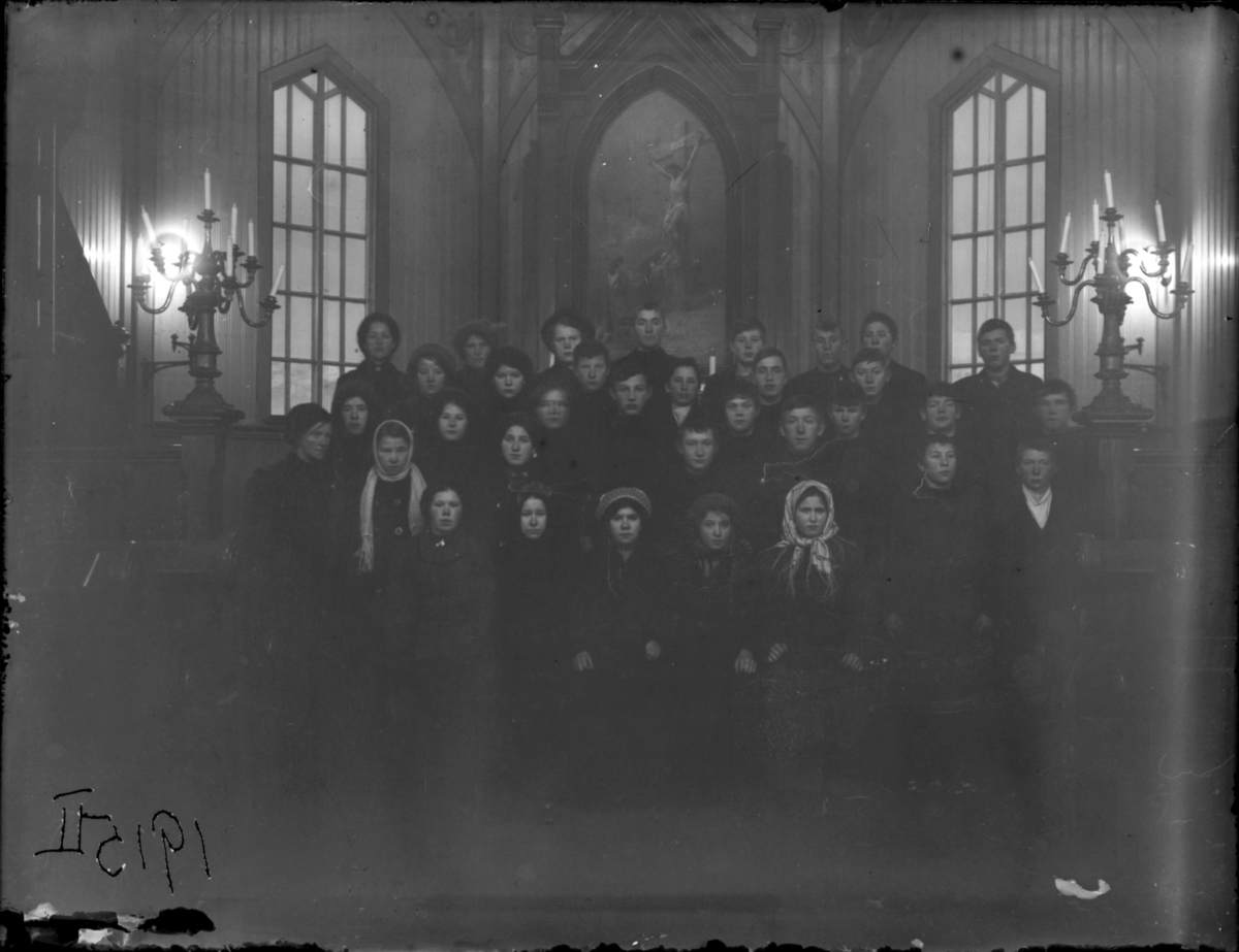 Konfirmanter, Vardø 1915. Bildet er tatt inne i kirka