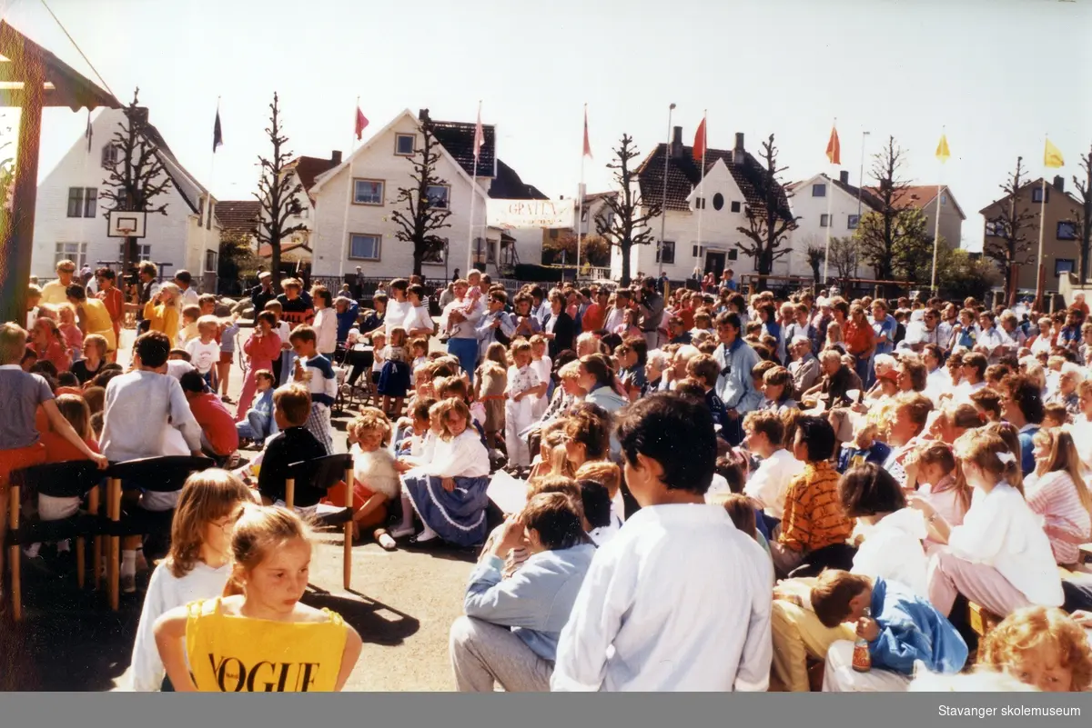 Deltakere på feiringen av skolens 70 års jubileum. 1987.