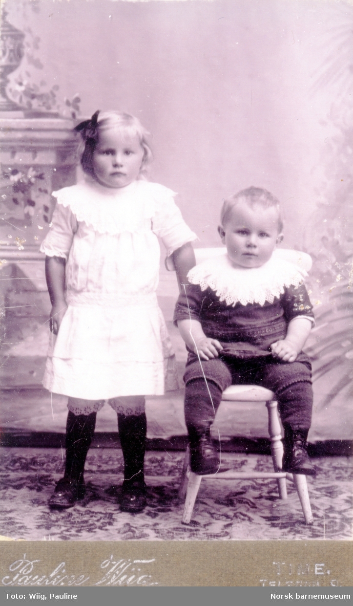 Klara fire år og Johannes to år. Hos fotografen. Foreldre var petter B og Olava Herigstad. 1912.