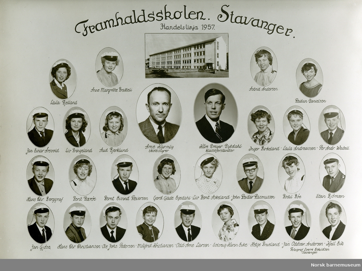 Klassebilde.Handelslinjen 1957. Framhaldsskolen.